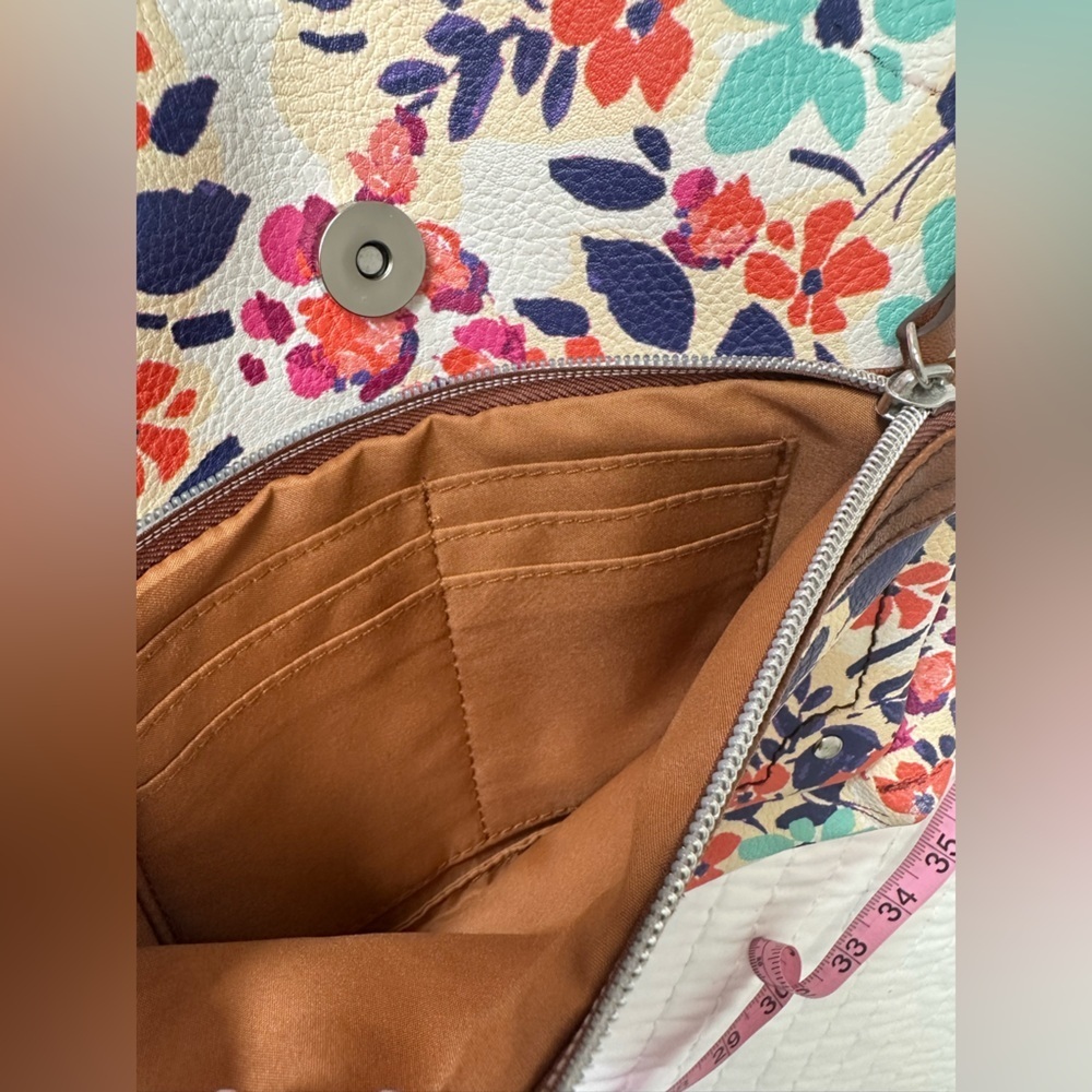 Relic Floral Crossbody Bag with Brown Accents Adjustable Straps - Picture 8 of 12